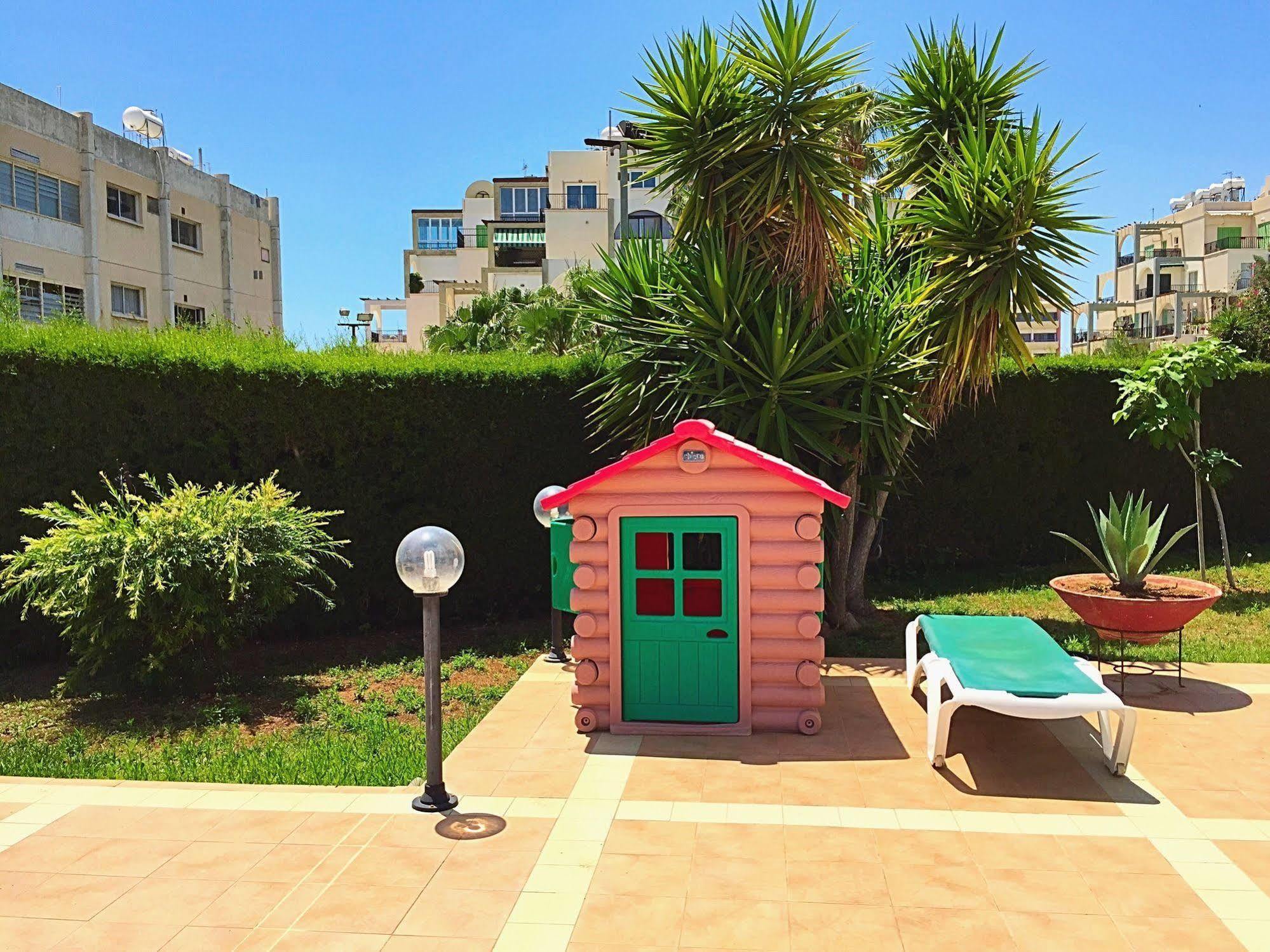 Blue Crane Hotel Apts Limassol Exterior photo